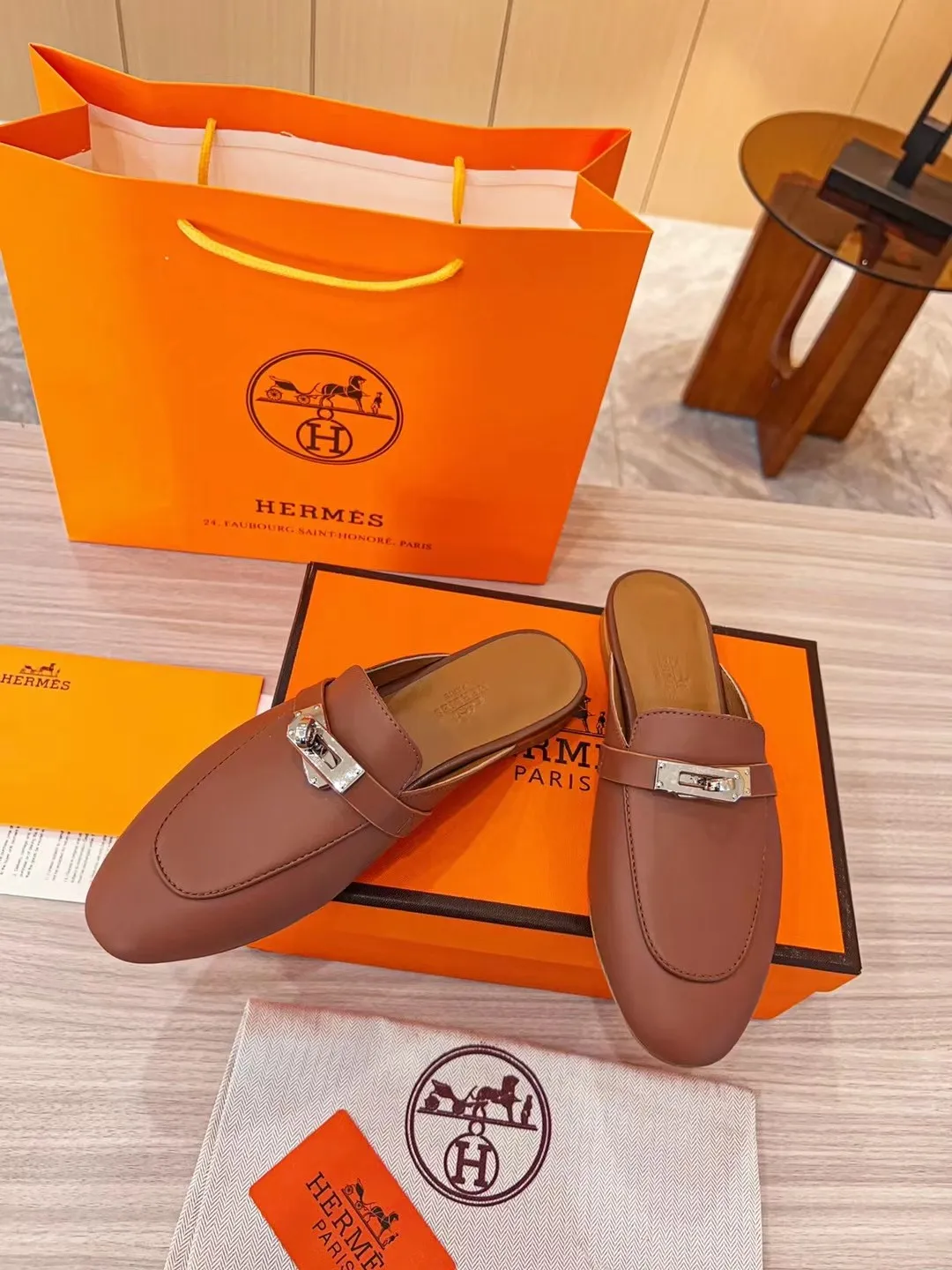 👟👟Ex-factory price 480👟👟 2023 product Hermes new genuine handmade shoes, purely handmade, a must-collect item! The perfect holiday accessory! Our pursuit of quality products is always the best! Don't give in! Comfort and originality, not following trends, and not deliberately expressing oneself are the consistent pursuits of Hermes and its fans!  [Material] ✅Upper: Hermers original calfskin ✅Foot pads: Made of imported original fabric with 5D color printing ✅Outsole: Italian genuine leather outsole (pursuing top walking comfort) [Number of yards] 35-42 [Packaging] With original packaging